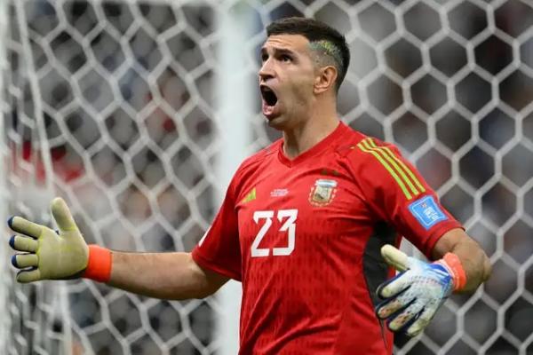 Penjaga gawang Tim Nasional Argentina, Emiliano Martinez, meminta maaf atas aksi nakalnya dalam laga Kualifikasi Piala Dunia 2026