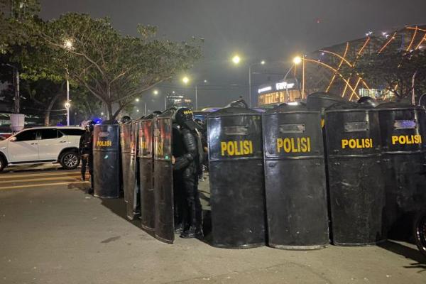 Aparat diduga melakukan sweeping hingga masuk ke area pusat perbelanjaan.