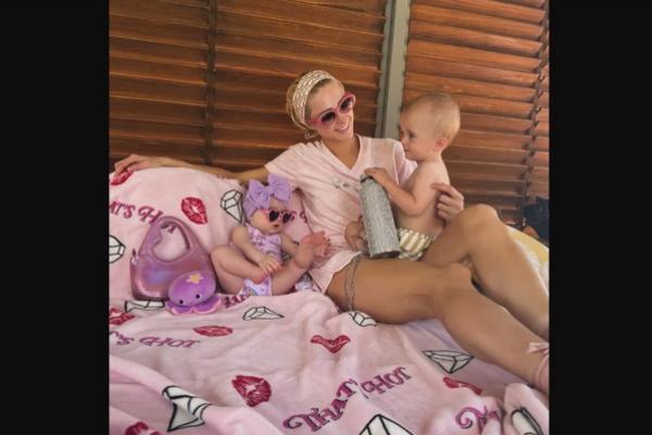  
Paris Hilton Balas Komentar Julid Warganet soal Putranya yang tak Pakai Pelampung