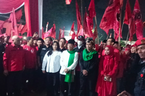 Kawan-kawan, bendera sudah dikibarkan, jangan cengeng, jangan kecil hati, kita kumpulkan tiap caci maki, cibiran dan pandangan remeh orang. Bungkus jadi kekuatan untuk melawan dan menang!