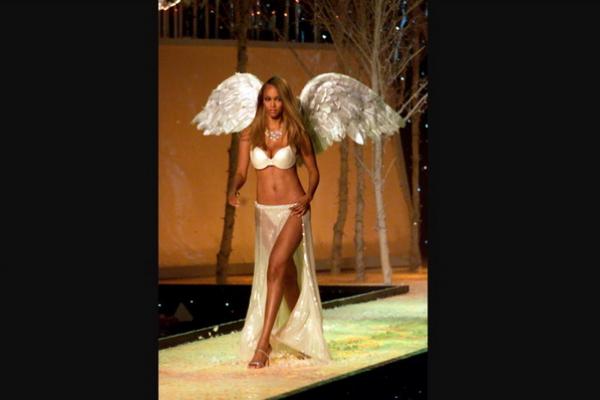 Supermodel Era 90-an Tyra Banks Kembali Jadi Angel Victoria`s Secret