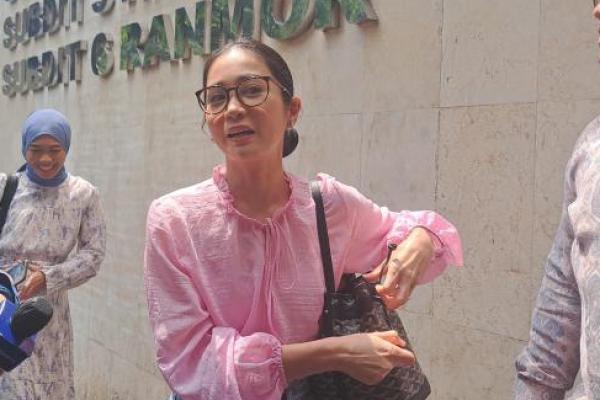 Bunga Zainal mendatangi Polda Metro Jaya untuk menjalani pemeriksaanterkait uang 15 Miliar