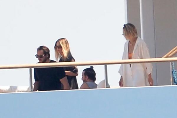 Bradley Cooper dan Gigi Hadid Liburan di Kapal Pesiar Bareng Margot Robbie