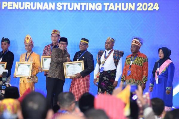 Gus Halim Serahkan Penghargaan 15 Desa Berprestasi Turunkan Stunting