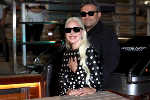 Lady Gaga dan Michael Polansky Tampil Mesra Pamer Cincin Pertunangan di Venesia