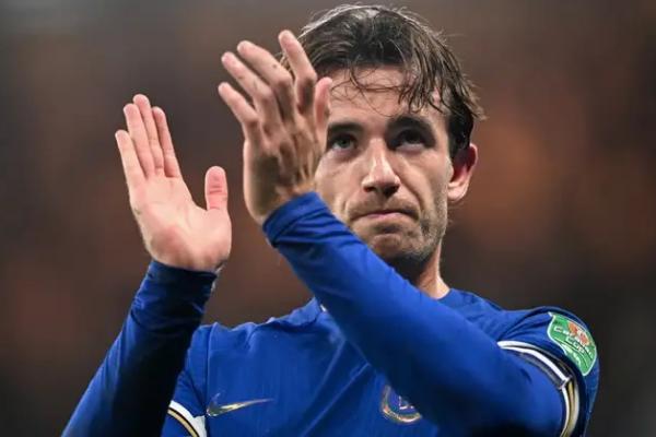 Ben Chilwell akan dipinjamkan ke klub Turki, Fenerbahce, yang saat ini dilatih oleh Jose Mourinho.