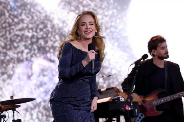 Bakal Menikah dengan Rich Paul, Adele Menangis Berpisah dengan Penggemar
 
 