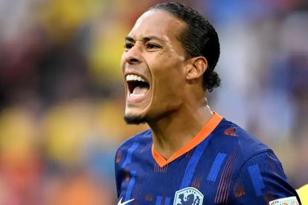 Virgil van Dijk kembali menegaskan komitmennya terhadap tim nasional Belanda, meski sebelumnya sempat mengisyaratkan pensiun