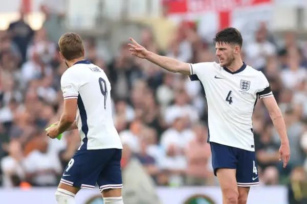 Gelandang The Three Lions, Declan Rice, menolak saat diminta mengenakan ban kapten oleh Harry Kane.