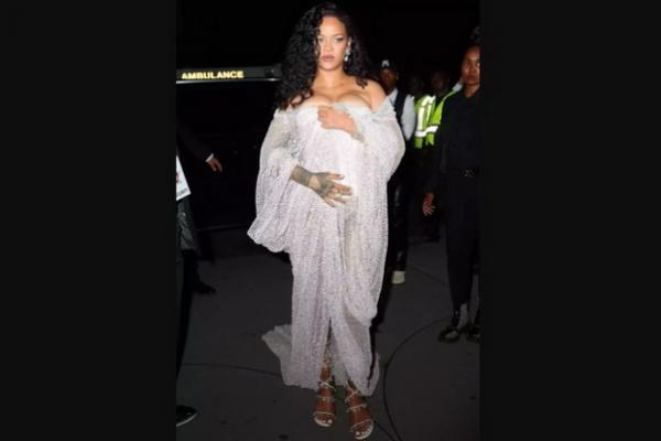 Rihanna Tampil Bling Bling dengan Gaun Jala Kristal di New York Fashion Week