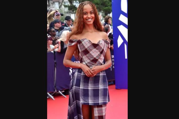 Tampil di Karpet Merah, Malia Obama Pakai Gaun Kotak-kotak Vivienne Westwood