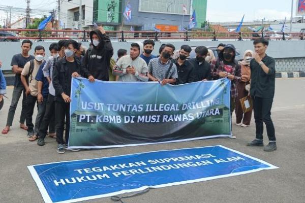 Puluhan massa geruduk Polda Sumatera Selatan (Sumsel) erkait hal ini