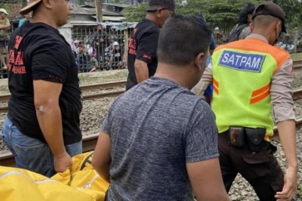 Sesosok jasad wanita tanpa identitas ditemukan tewas setelah tertabrak kereta api rel listrik di Kebayoran Lama