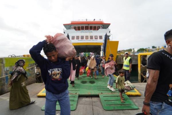 ASDP melayani lintasan penyeberangan di wilayah Tual dengan tiga kapal ferry, yakni KMP Lobster, KMP Tanjung Madlahar, dan KMP Erana.