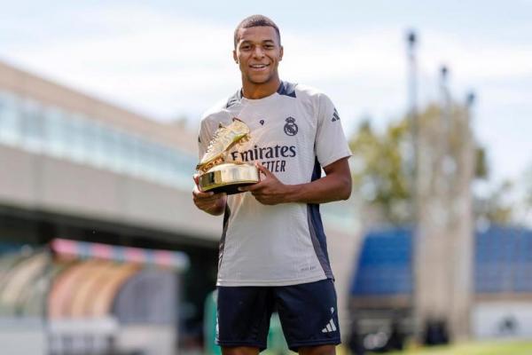 Kylian Mbappe baru saja menerima penghargaan Sepatu Emas Liga Champions pada Selasa (17/9)