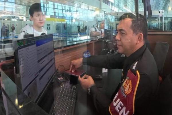 Dirjen Imigrasi Silmy Karim jadi petugas konter Imigrasi di Bandara Soekarno-Hatta. Ini tujuannya.