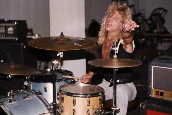  
Steven Adler Ungkap Dirinya Dipecat dari Guns N` Roses akibat Kecanduan Heroin