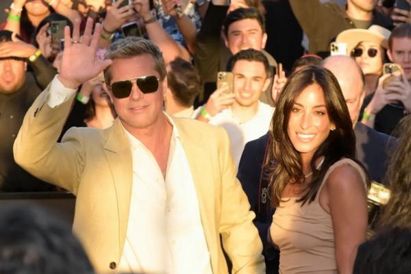 Karpet Merah Premier Wolfs, Brad Pitt tak Malu-malu Lagi Gandeng Ines de Ramon