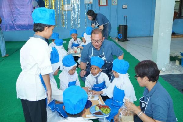 Enam panti asuhan di Jakarta dijadikan sebagai lokasi kegiatan sukarela oleh para karyawan (employee volunteering) Asuransi Astra