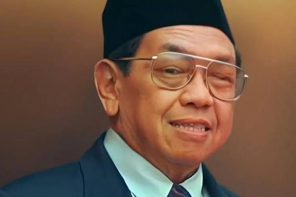 Saya kira melihat jasa-jasa Gus Dur mempertahankan pluralisme, mencairkan hubungan agama dan negara, itu menjadi cukup alasan yang kuat untuk di MPR ini memberi rekomendasi.