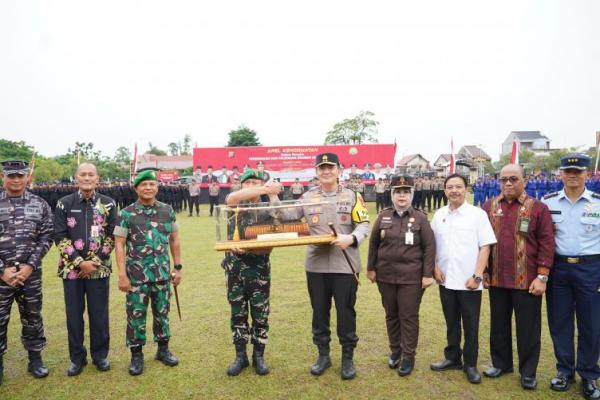 Kapolda Riau gelar upacara penyambutan dan pelepasan Danrem 031/Wirabima baru dan lama di Mapolda Riau.