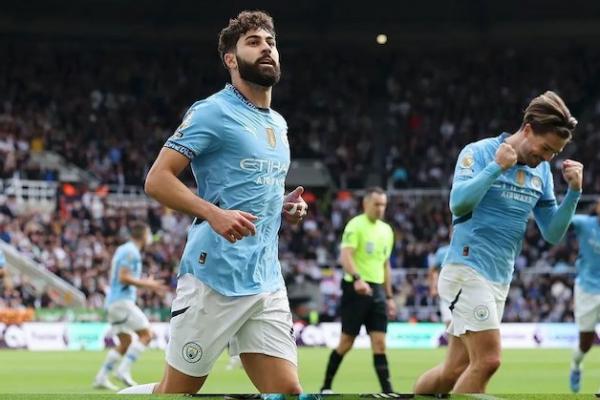 Berkat kemenangan ini, Manchester City masih berada di puncak klasemen sementara EPL dengan raihan 14 poin