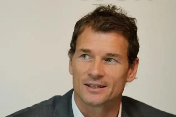 Legenda Arsenal, Jens Lehmann, dijatuhi hukuman denda senilai 112 ribu pounds atau Rp2,2 miliar karena menyerang garasi tetangganya dengan gergaji mesin.