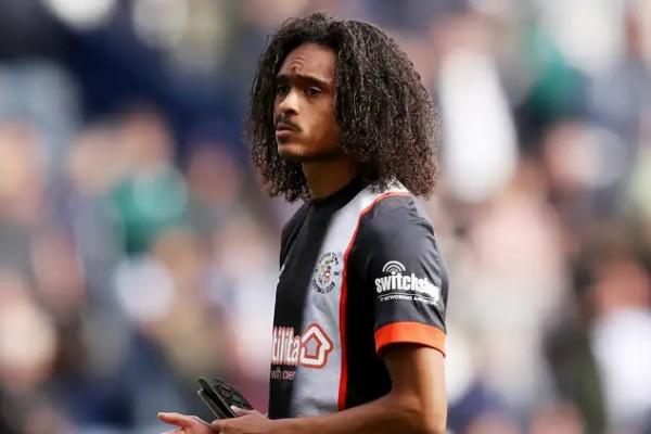 Mantan penyerang sayap Manchester United (MU), Tahith Chong, pingsan di tengah lapangan, saat sedang melakoni pertandingan divisi Championship kontra Plymouth