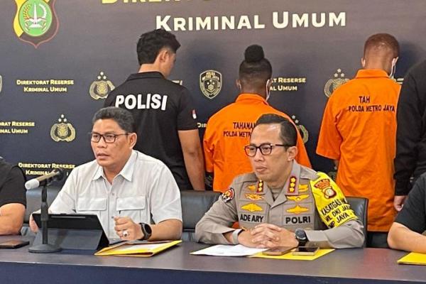 Polisi mengamankan lima orang terkait kasus pembubaran diskusi Forum Tanah Air di Kemang.