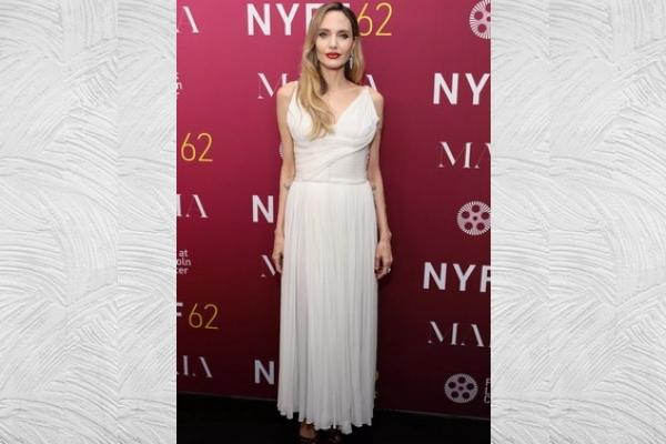 Mewah, Angelina Jolie Kenakan Gaun Mon Vintage Paris di Karpet Merah Festival Film New York