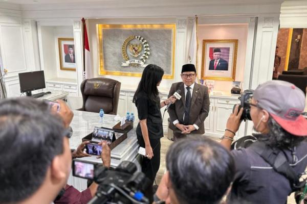 Spesial hari ini, hari ini saya mengakhiri pengabdian 20 tahun di DPR RI. Menurutnya saya, setidaknya hari ini sudah cukuplah 20 tahun pengalaman mengabdi melalui legislatif. Saya juga sudah pernah mengabdi di eksekutif sebagai Menteri Tenaga Kerja.