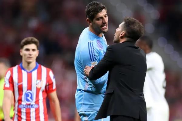 Pelatih Atletico Madrid, Diego Simeone, menyalahkan penjaga gawang Real Madrid, Thibaut Courtois, atas kekacauan yang terjadi di tengah derbi Madrid