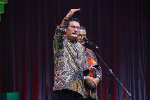 Fadel Muhammad Terima Penghargaan Sebagai Pemimpin Inovatif Dalam Pembangunan Nasional di IDeaward 2024