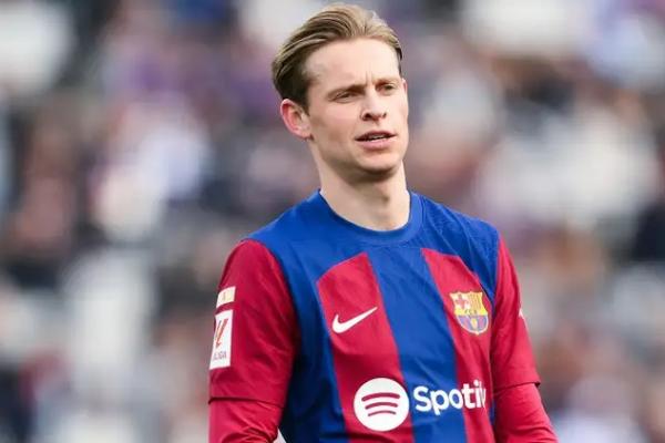 Manchester United (MU) tampaknya belum menyerah dalam perburuan mendapatkan gelandang Barcelona, Frenkie de Jong.