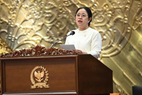 Puan Serahkan Buku Memori Dewan Periode Sebelumnya di Pelantikan DPR 2024-2029