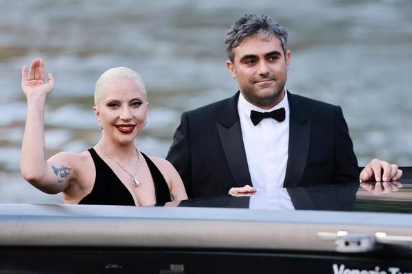 Bertunangan, Lady Gaga Benar-benar Jatuh Cinta dengan Michael Polansky