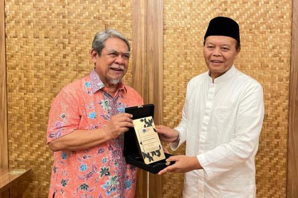 Hidayat Nur Wahid Mendapat Penghargaan Legislator Negarawan