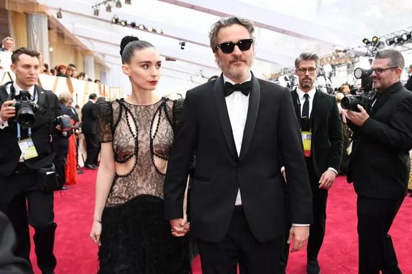 Bintang Joker Panggil Rooney Mara Istrinya, Joaquin Phoenix Menikah?