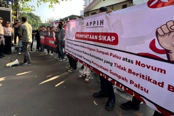 APPIH gelar aksi unjuk rasa di depan PN Jakarta Selatan saat sidang dengan terdakwa Ike Farida