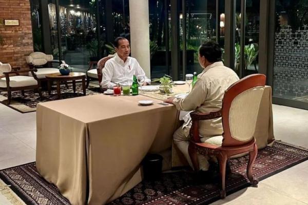 Ya, ngobrol biasa, namanya Pak Jokowi kan akan segera mengakhiri masa kepresidenannya dan Pak Prabowo akan segera ambil alih meneruskan kepemimpinannya, hingga ya cerita suka duka.