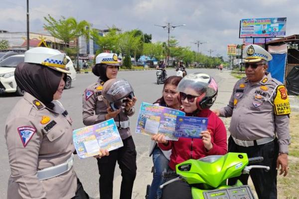 Tim Cooling System Ditlantas Pold Riau Edukasi Pengendara di Traffic Ini