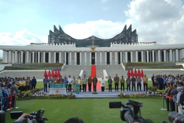 Dari antara pejabat tersebut juga hadir seorang tokoh muda Kalimantan Timur, yakni Adam Dustin Bhakti dalam peresmian Istana Negara IKN.