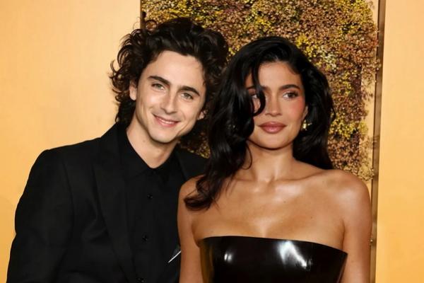 Slowly but Sure, Kylie Jenner Ngedate Makan Pizza Bareng Pacarnya Timothee Chalamet