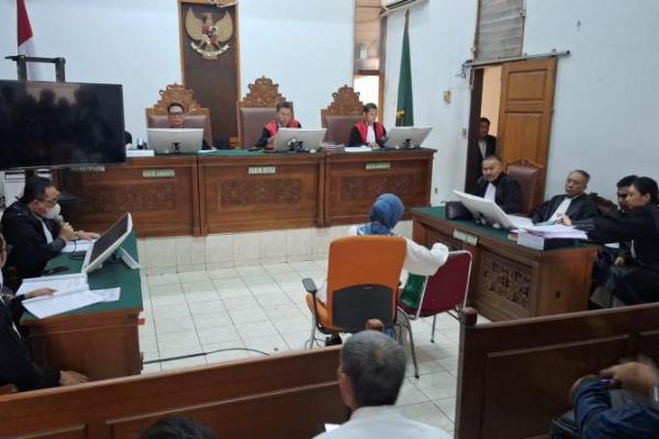 Sidang lanjutan kasus dugaan sumpah palsu dengan terdakwa Ike Farida kembali digelar