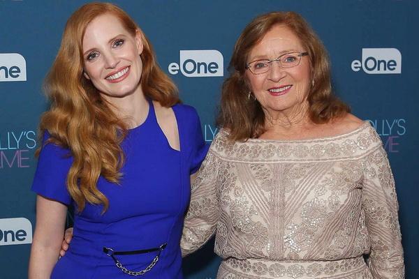 Belajar dari Pengalaman Neneknya, Jessica Chastain Kampanye Kesadaran Kanker Payudara