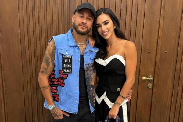 Bintang Brasil, Neymar, kembali ke pelukan sang pacar, Bruna Biancardi, setelah sebelumnya kedua pasangan ini memutuskan berpisah.