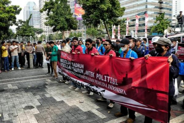 AMPK unjuk rasa di depan Kemendikbudristek untuk mendesak pencopotan oknum dosen