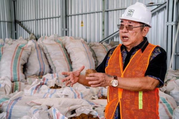 Jerry menyisihkan Rp20 dari tiap butir kelapa yang diolah di pabrik kelapa miliknya untuk mencetak 1000 sarjana pertanian.