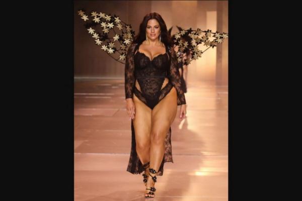 Ashley Graham Buktikan Model Bertubuh Besar Bisa Melenggang di Victoria`s Secret Fashion Show 2024