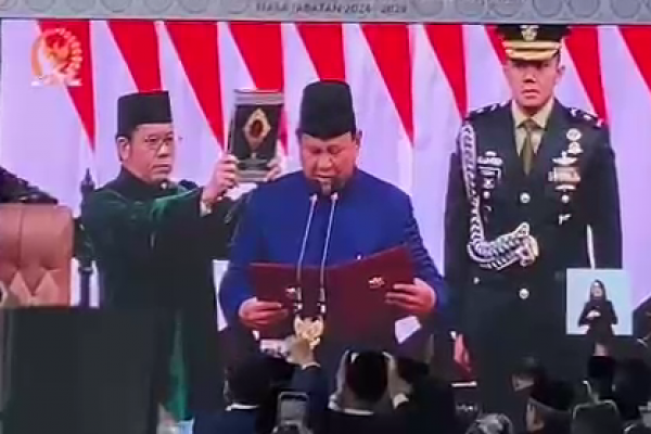 Di bawah Al-Quran, Prabowo dan Gibran Ucapkan Sumpah Jabatan